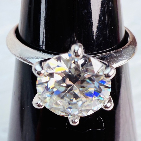 Beautiful size 4 3/4 silvertone, solitaire bling engagement ring - Picture 4 of 5